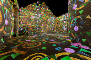 Klimt Levensboom geometrische patronen in immersieve ruimte