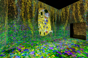 Klimt — De Kus met groene bloemenmuren