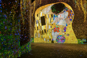 Close-up van Klimt — De Kus op gouden muur