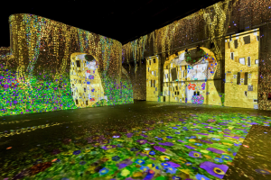 Klimt — De Kus in immersieve zaal met bloemmotieven